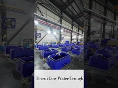 গবাদি পশুদের জন্য শক্তিশালী নীল পানীয়ের ট্যাঙ্ক