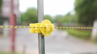 পেশাদার বৈদ্যুতিক বেড়া কিট: মিনিটের মধ্যে আপনার পশুসম্পদ সুরক্ষিত